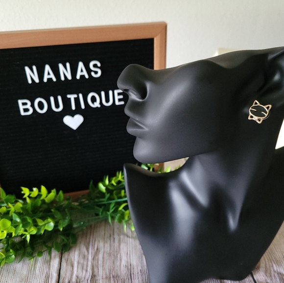 💥Any 2/$20💥 Gold Cat with Black Stone Stud Earrings ✨️ - Picture 9 of 9